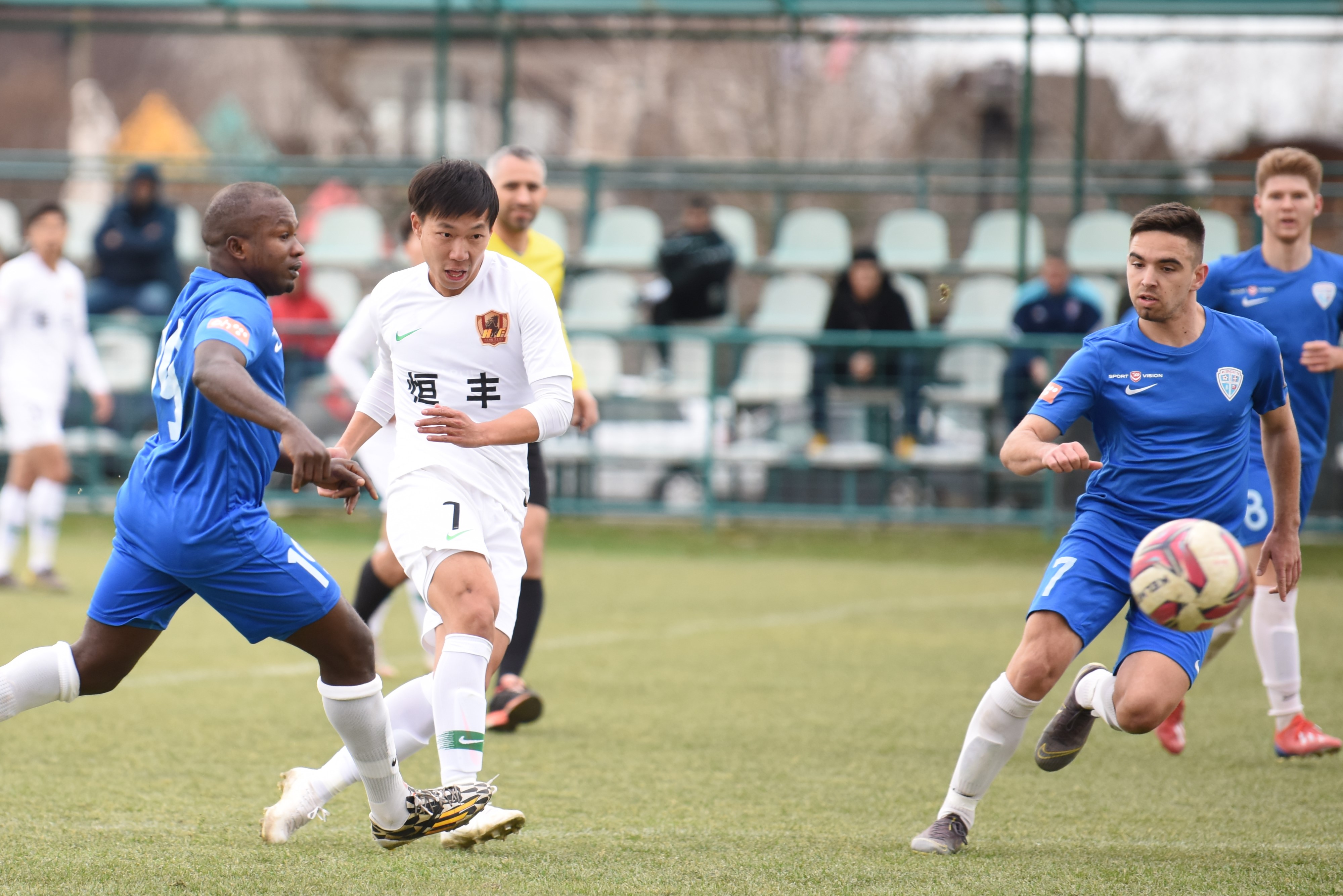 包含南昌贵州恒丰队员备战瞄准目标，士气旺盛的词条