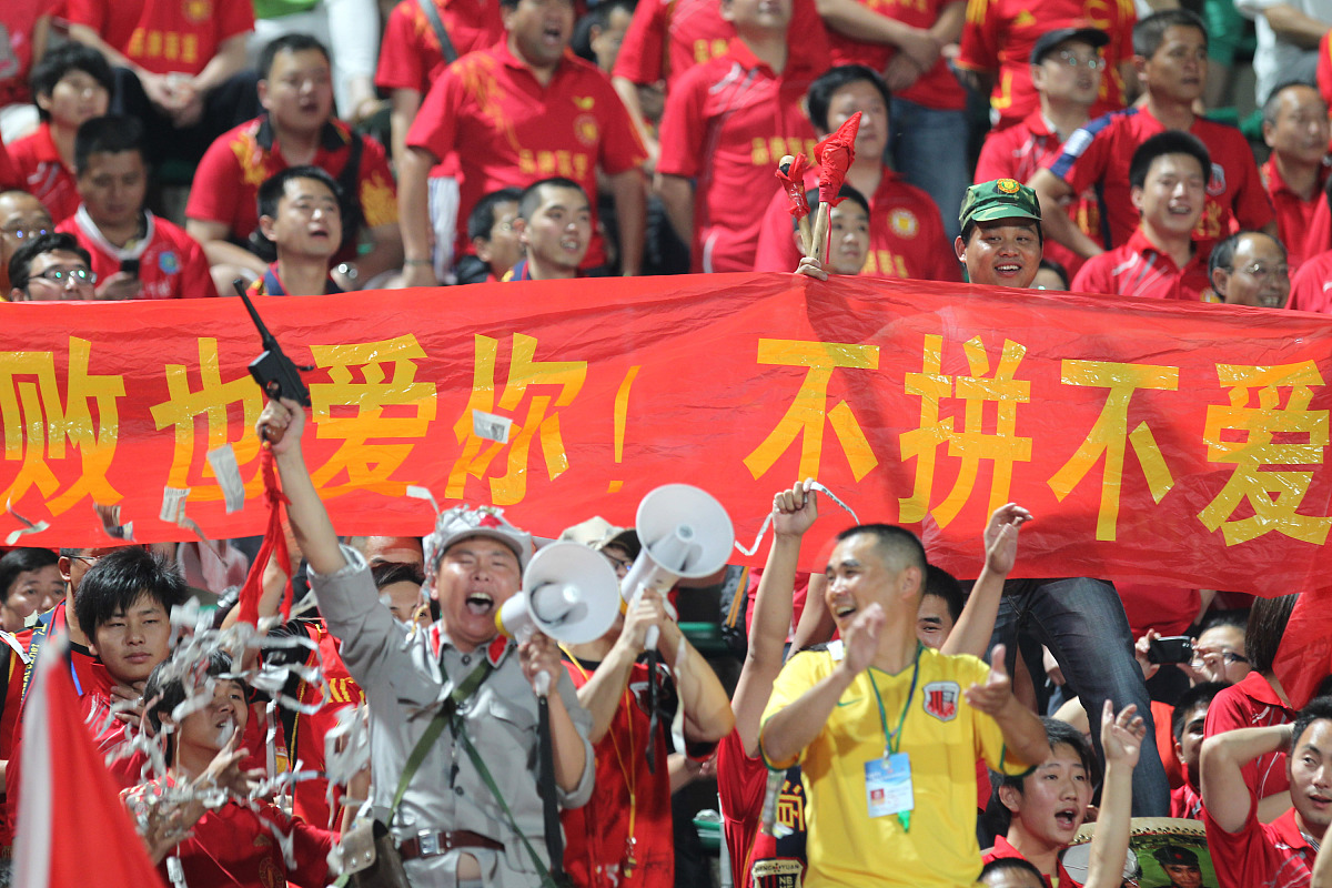 越南球队以坚韧精神获胜，赢得球迷喝彩的简单介绍