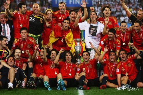 观众在欧洲国家杯比赛中为他们的队伍欢呼 观众在欧洲国家杯比赛中为他们的队伍欢呼