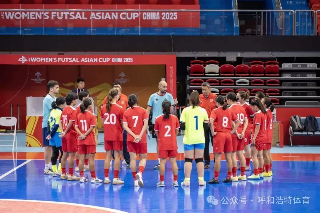 火爆的足球赛场，女选手们呈现出无敌姿态的简单介绍