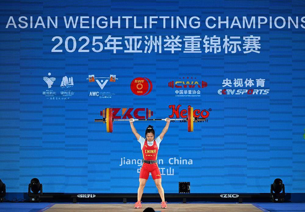 韩国举重选手刷新个人最高纪录,夺金 韩国举重选手刷新个人最高纪录,夺金