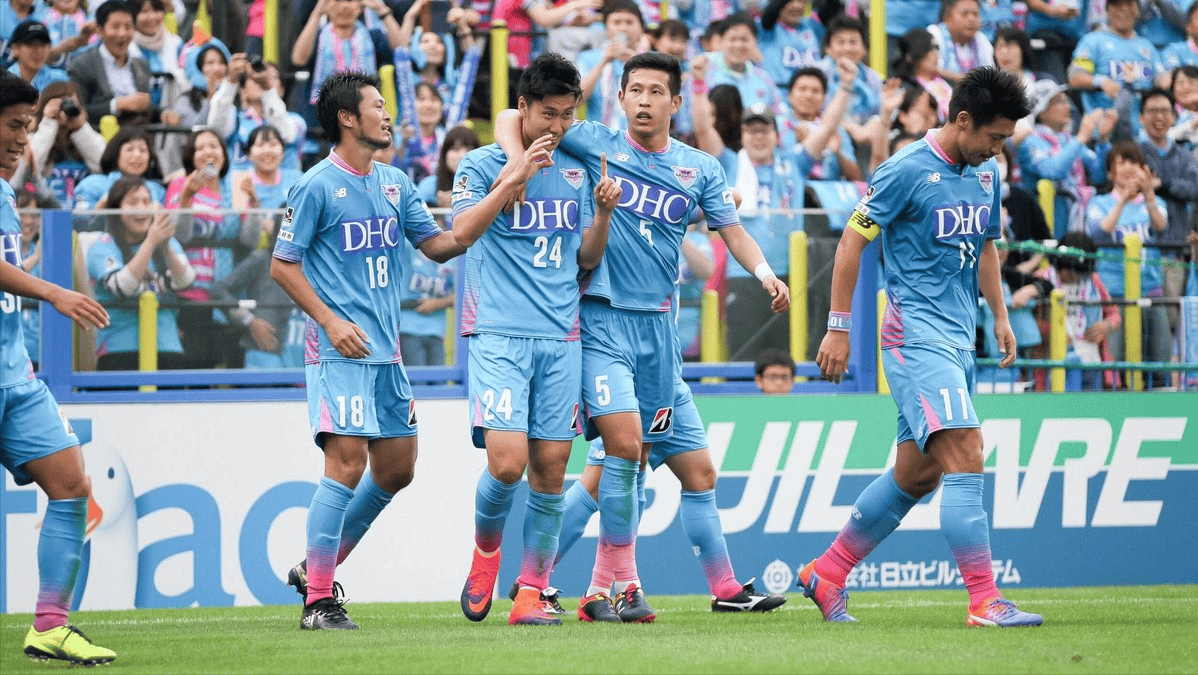 广岛三箭击败对手，赢得激烈比赛