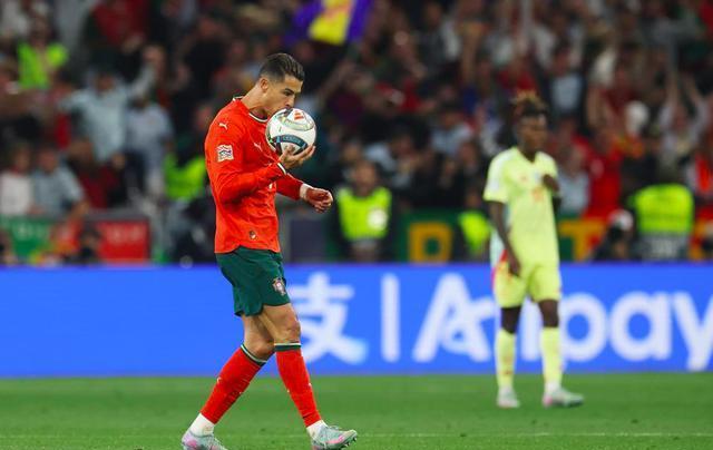 西班牙队大获全胜，提前晋级