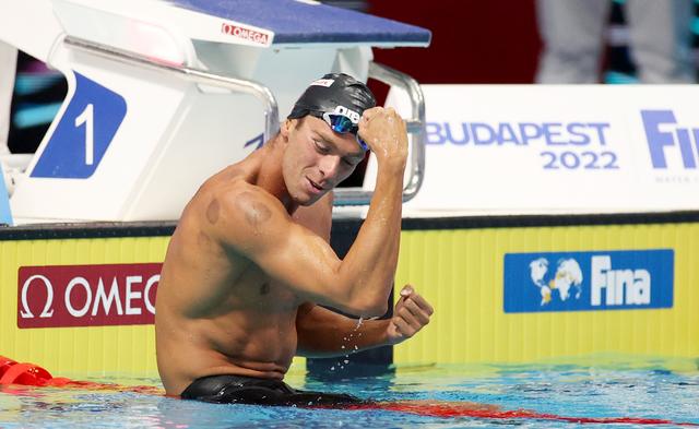 开云体育在线-意大利游泳选手夺得银牌，喜笑颜开的简单介绍