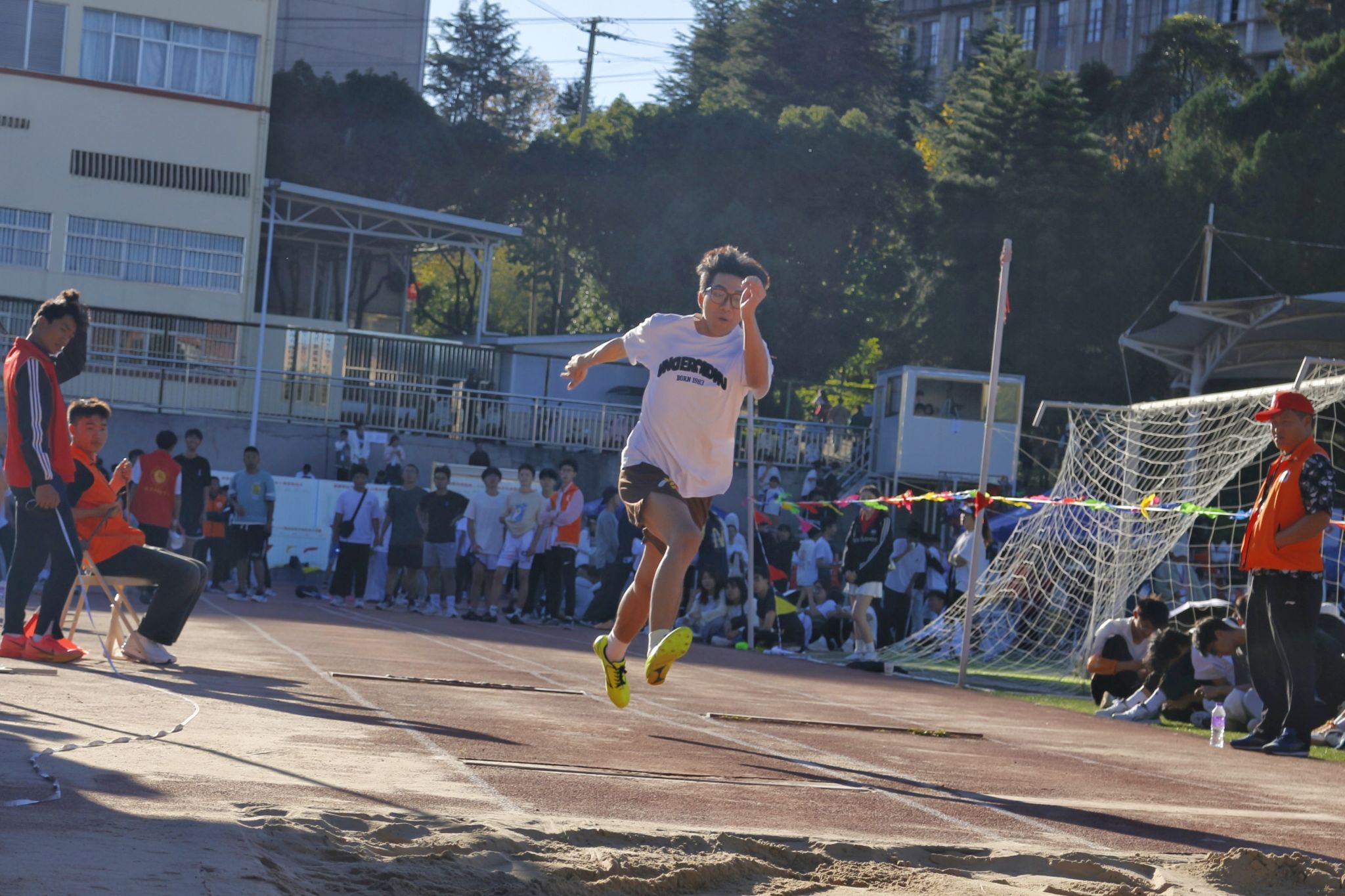 大型体育赛事气氛热烈,选手斗志昂扬拼尽全力的简单介绍 大型体育赛事气氛热烈,选手斗志昂扬拼尽全力的简单介绍