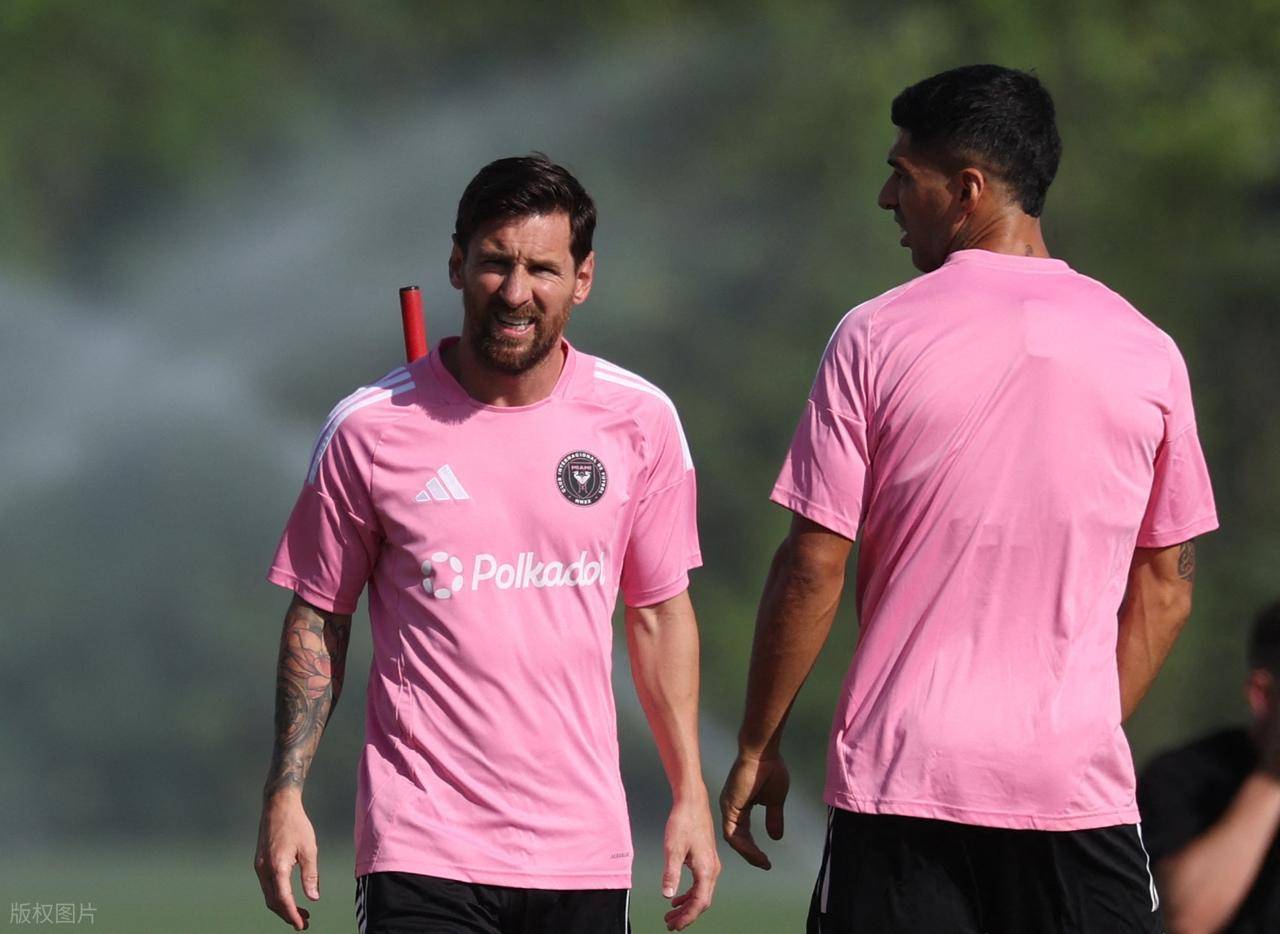 开云官网-阿根廷队选手奋勇向前，冲击前列