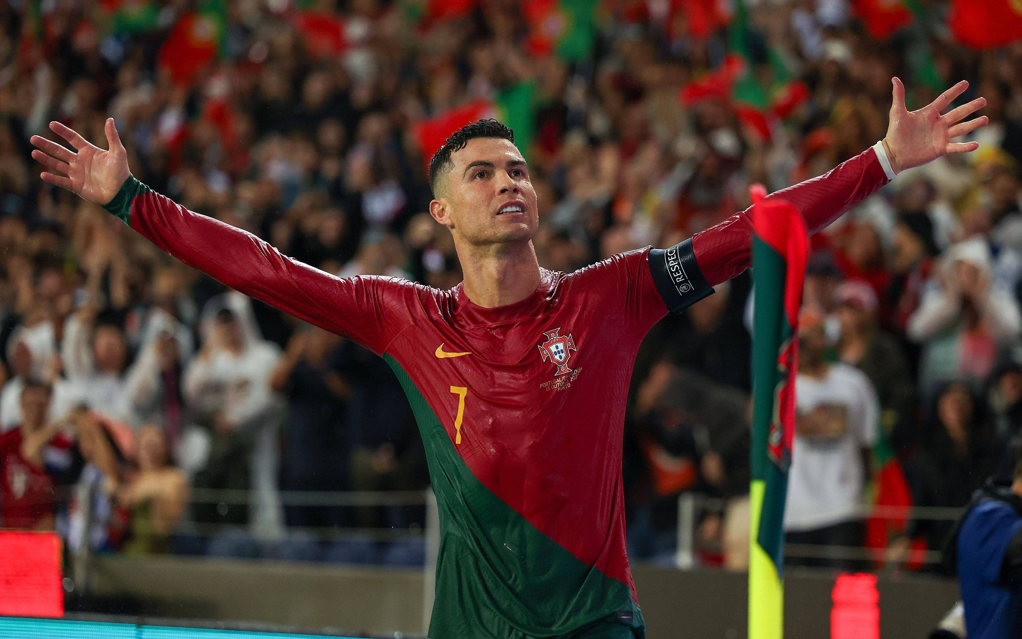 拜仁轻取AC米兰，C罗逆转建功欧冠