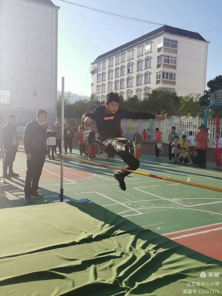 球场上的拼搏，国内球队迎接挑战