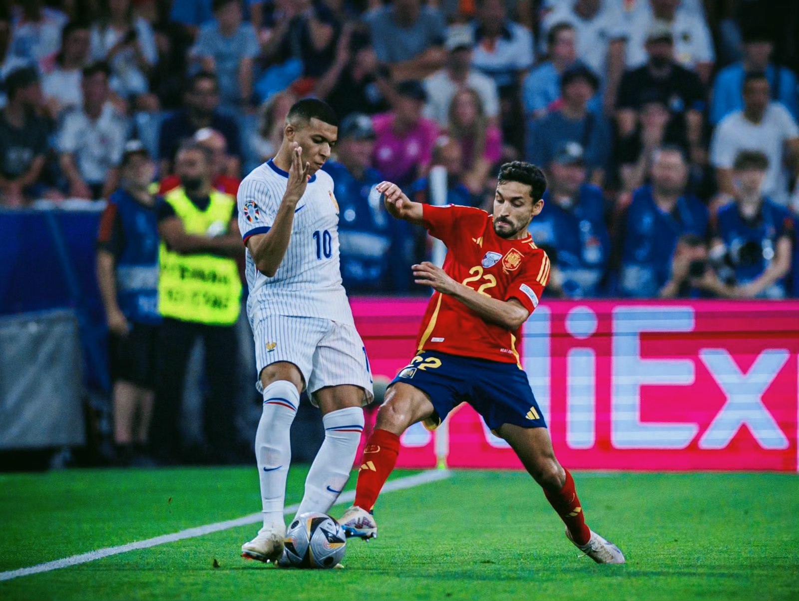 开云体育平台APP-法国队夺得胜利，球迷欢呼雀跃