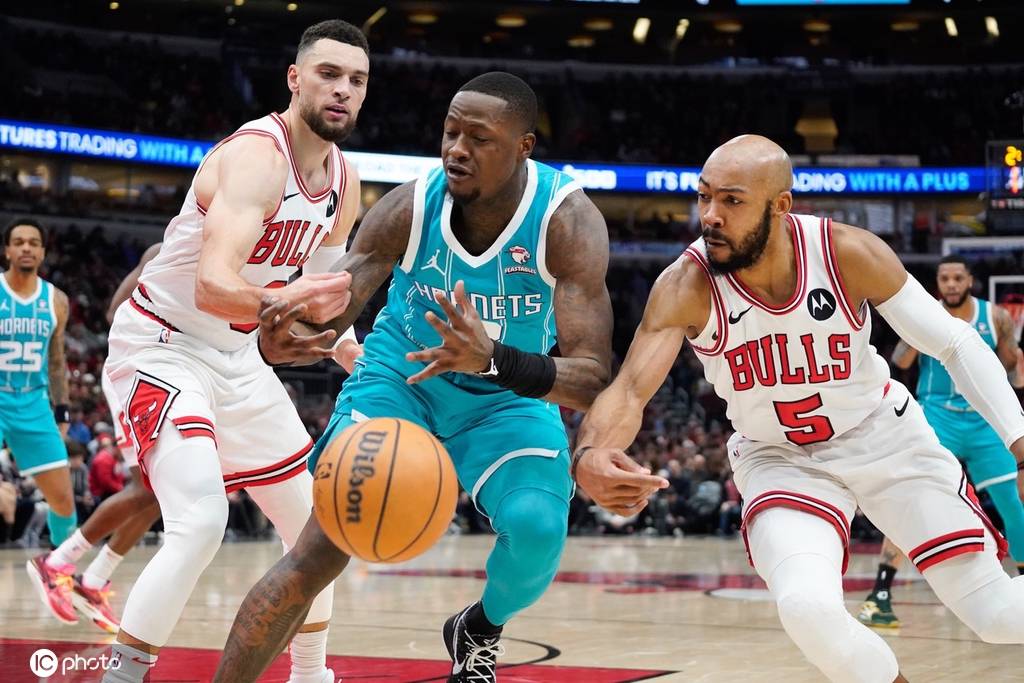 开云下载-澳大利亚男篮鏖战公牛，拉文送出助攻