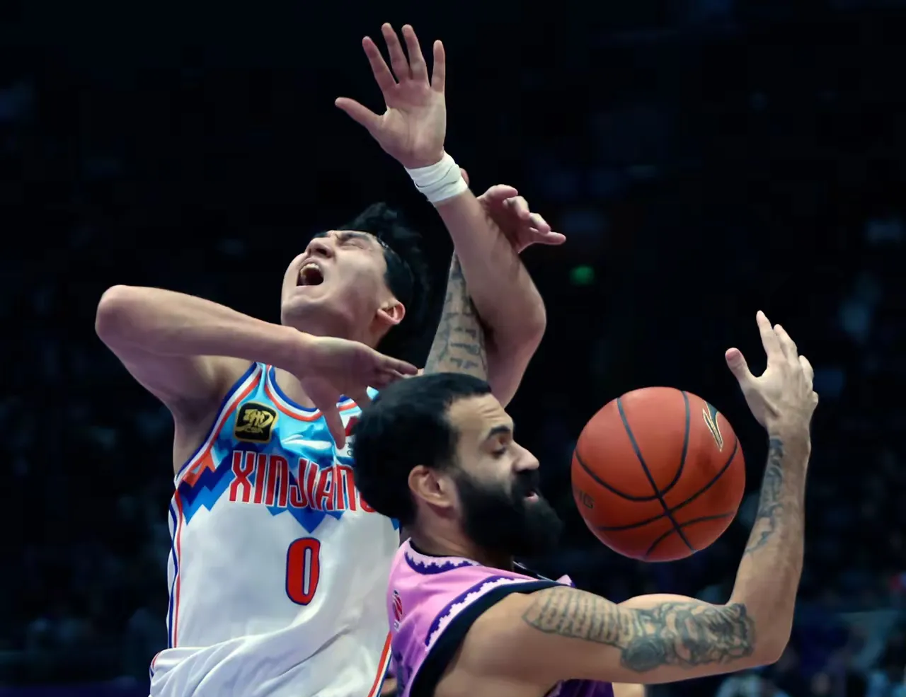 76人轻取新疆队,布克统治全场 76人轻取新疆队,布克统治全场