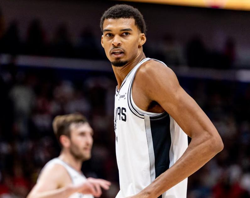 开云体育中国-浙江队逆转湖人，布克统治全场