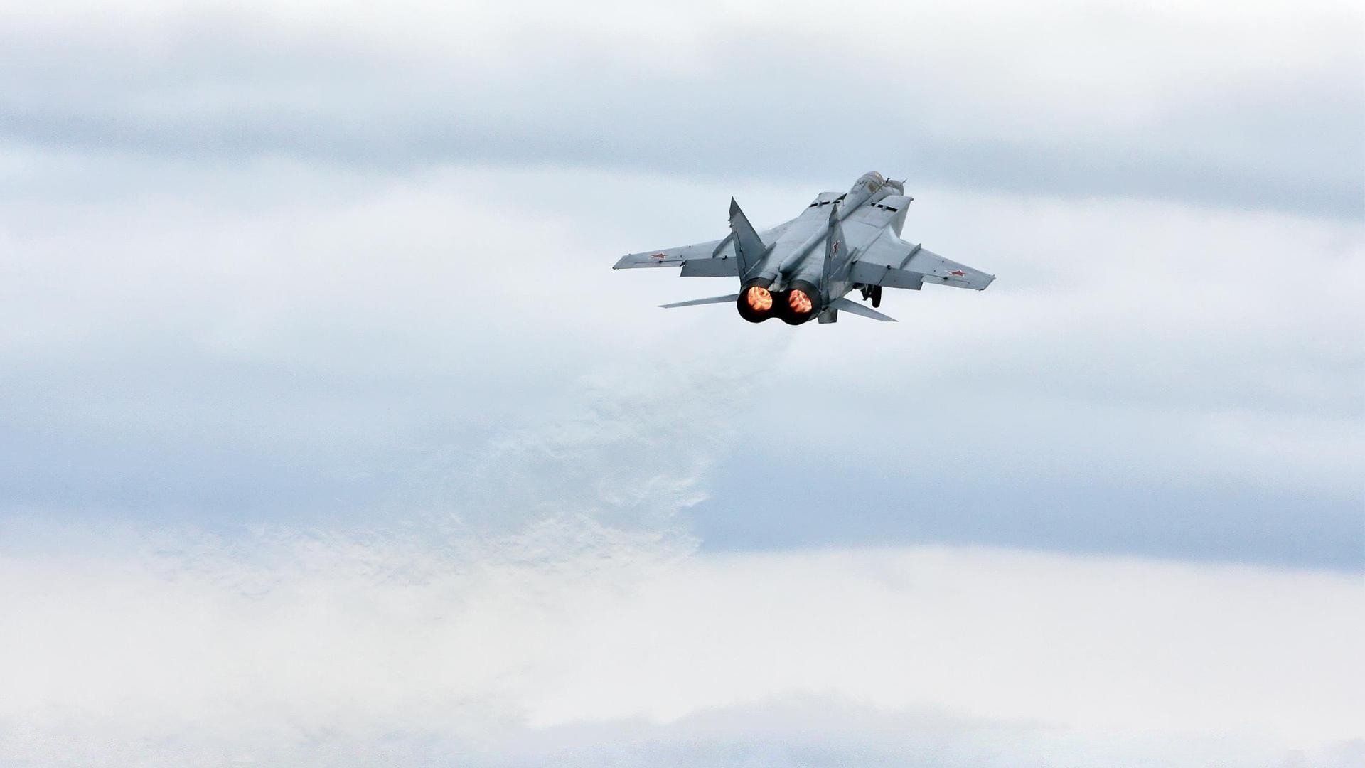 开云体育下载-无解之夜，F1新赛季揭幕战，伊萨克将对手逼入绝境