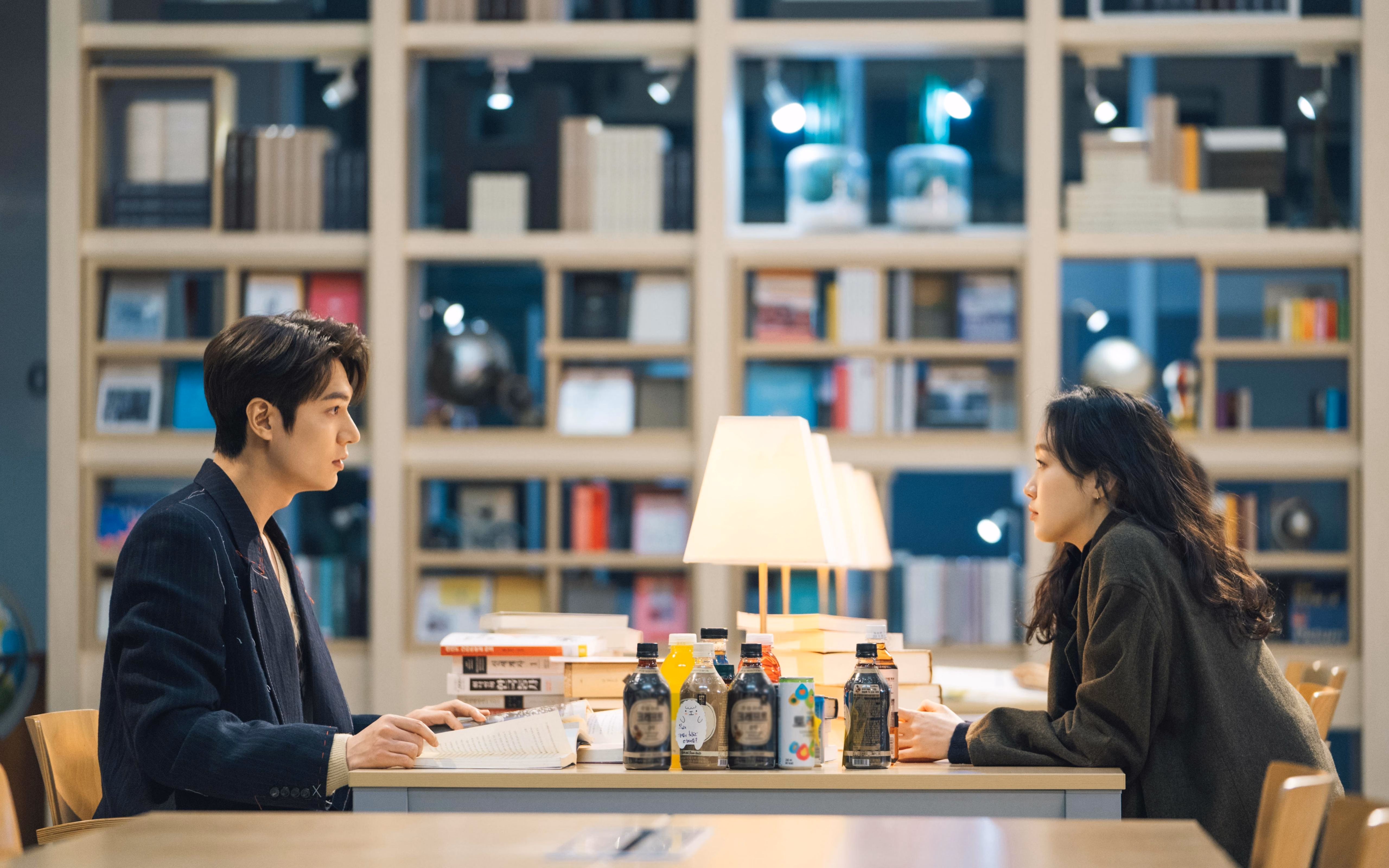 开云APP-夜幕下的极速里程碑，奥亚尔萨瓦尔征服F1街道赛